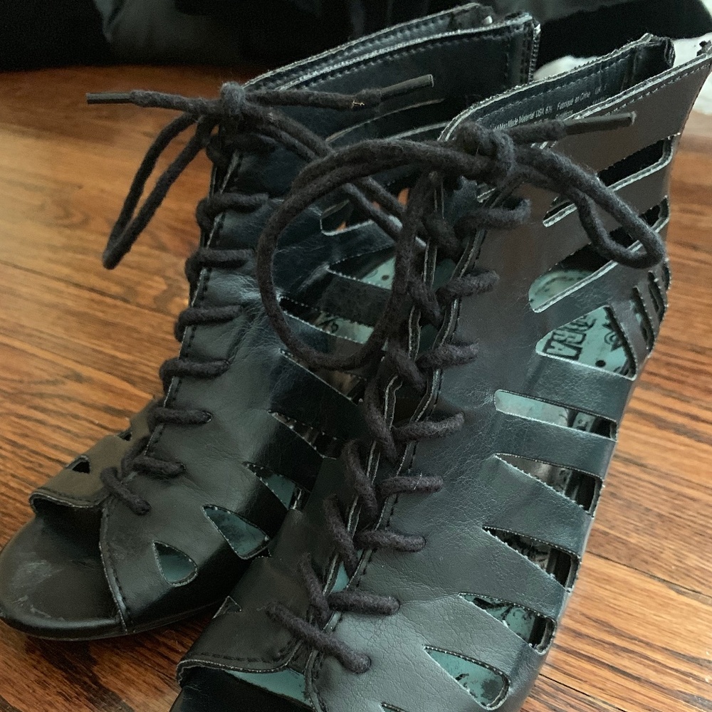 Black strappy wedge's